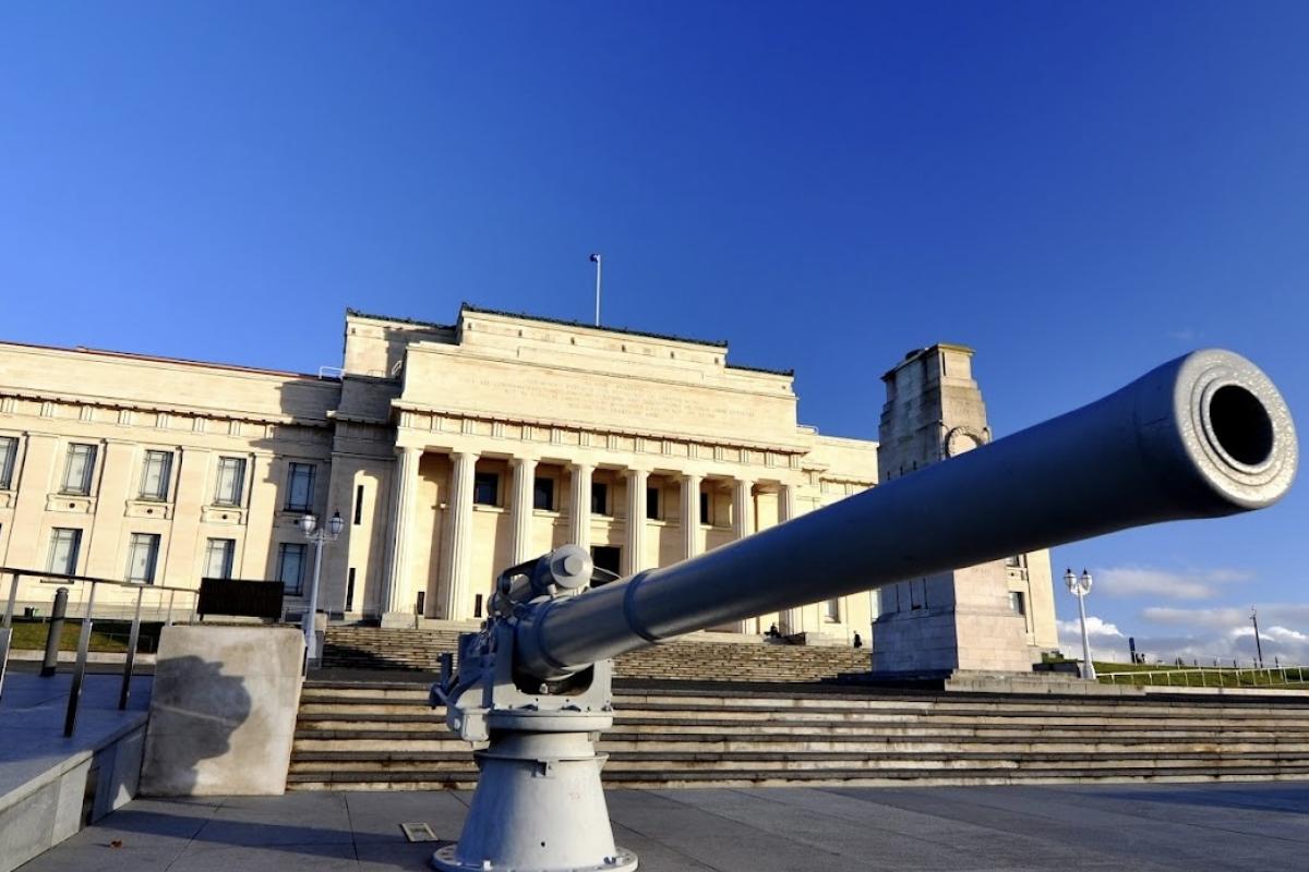 Artillery gun 