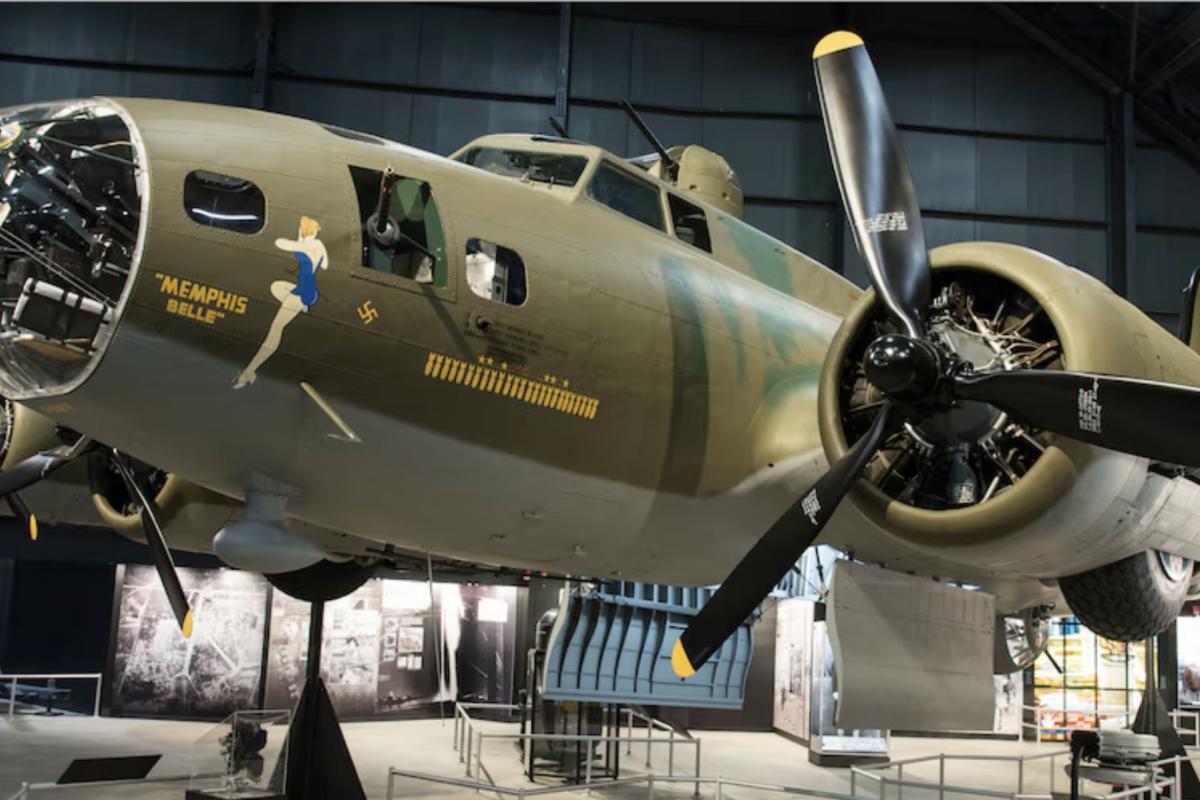 Bomber plane