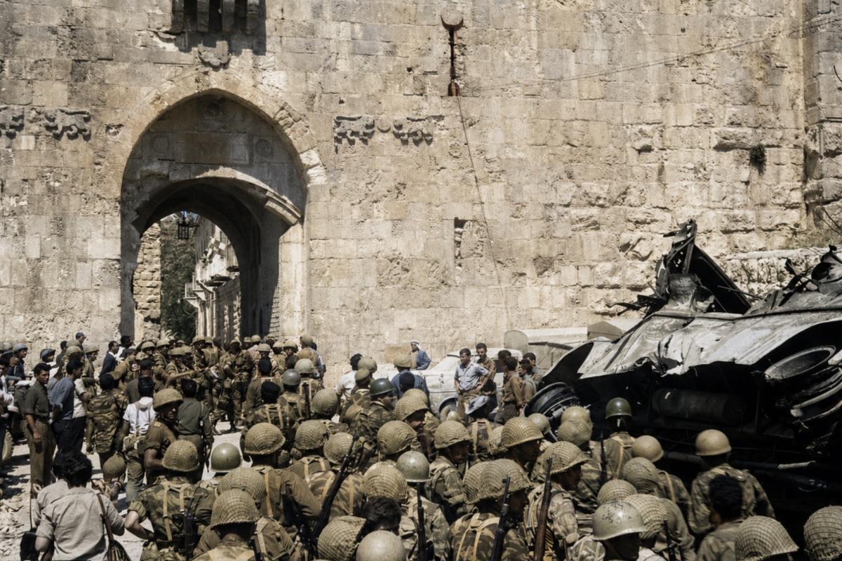 Israeli paras march into city 